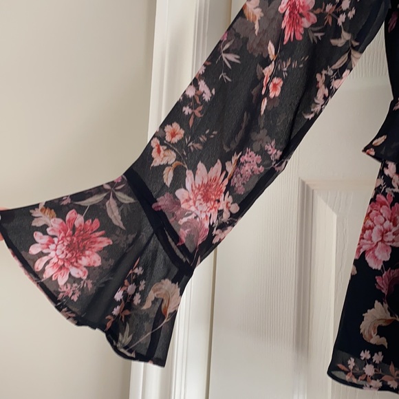 Evernew floral low cut blouse (Size 4) - Picture 3 of 4